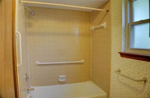 Bath - 401 E Winston Ct, Broken Arrow, OK 74011 photo 2 of 5