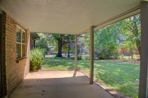 Exterior - 401 E Winston Ct, Broken Arrow, OK 74011 photo 4 of 8