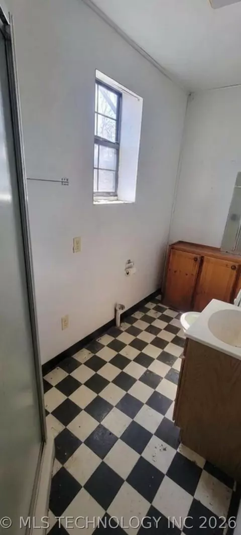 Bath - 424338 E 1168, Eufaula, OK 74432 photo 3 of 4