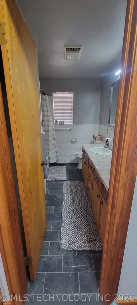 Bath - 424338 E 1168, Eufaula, OK 74432 photo 1 of 4