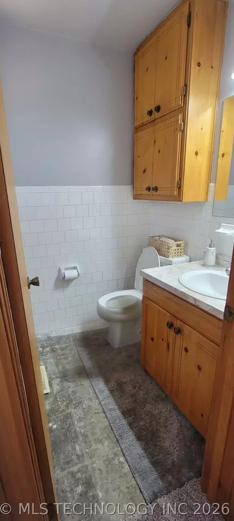 Bath - 424338 E 1168, Eufaula, OK 74432 photo 2 of 4