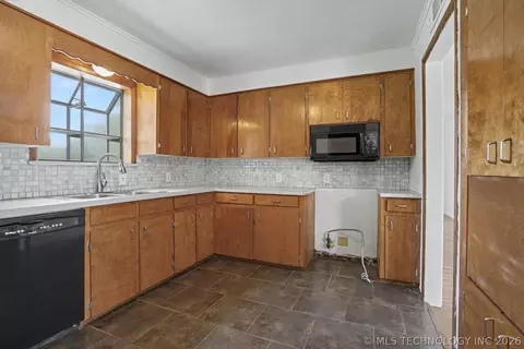 Kitchen - 5929 E 26th St, Tulsa, OK 74114 photo 5 of 5