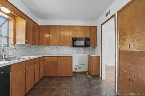 Kitchen - 5929 E 26th St, Tulsa, OK 74114 photo 4 of 5