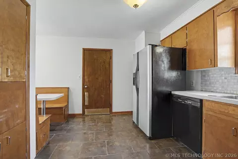 Kitchen - 5929 E 26th St, Tulsa, OK 74114 photo 2 of 5