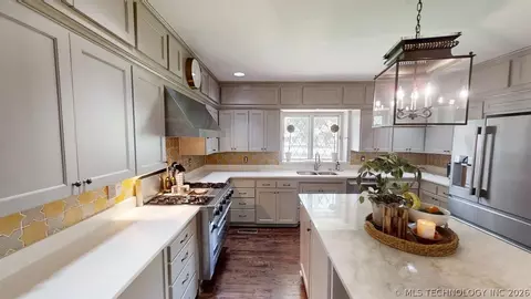 Kitchen - 2002 Cloverleaf Pl, Ardmore, OK 73401 photo 5 of 9