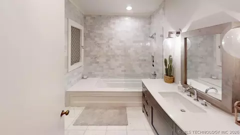 Bath - 2002 Cloverleaf Pl, Ardmore, OK 73401 photo 12 of 14