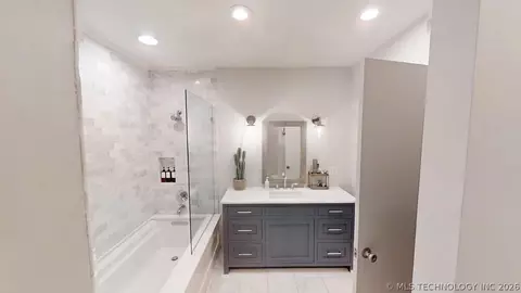 Bath - 2002 Cloverleaf Pl, Ardmore, OK 73401 photo 1 of 14