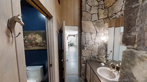Entry Way - 2002 Cloverleaf Pl, Ardmore, OK 73401 photo 6 of 7