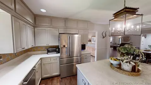 Kitchen - 2002 Cloverleaf Pl, Ardmore, OK 73401 photo 3 of 9