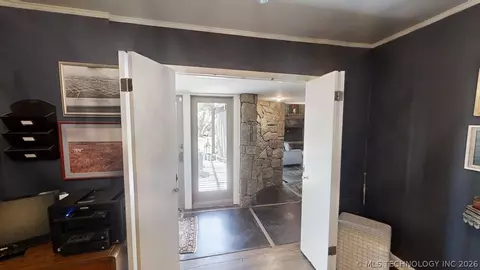 Entry Way - 2002 Cloverleaf Pl, Ardmore, OK 73401 photo 3 of 7