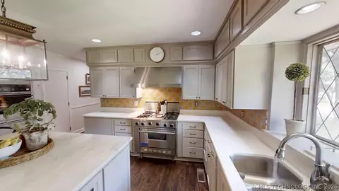 Kitchen - 2002 Cloverleaf Pl, Ardmore, OK 73401 photo 2 of 9