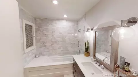 Bath - 2002 Cloverleaf Pl, Ardmore, OK 73401 photo 2 of 14