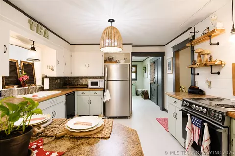 Kitchen - 420 E 19th St, Okmulgee, OK 74447 photo 4 of 4
