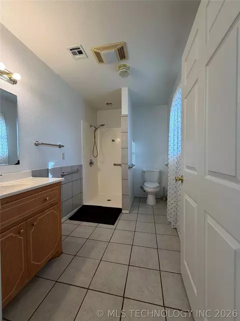 Bath - 215 NE 7th St, Checotah, OK 74426 photo 1 of 1