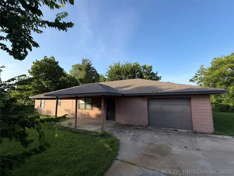 Exterior - 215 NE 7th St, Checotah, OK 74426 photo 2 of 5