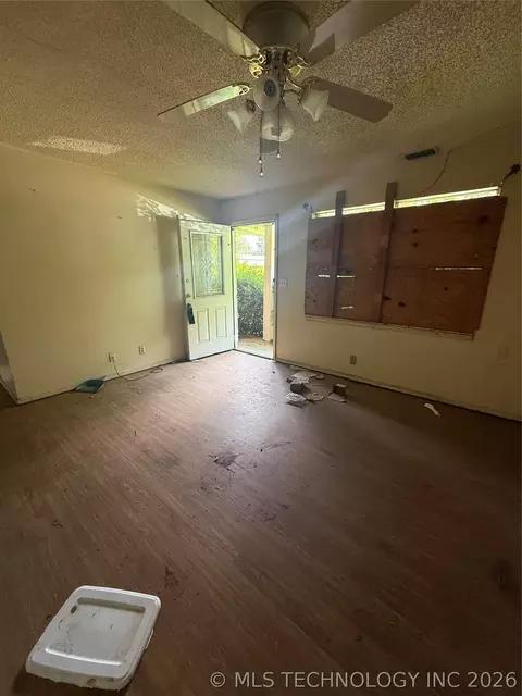 Living - 2203 Oak St, Idabel, OK 74745 photo 2 of 2