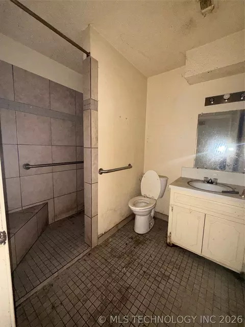 Bath - 2203 Oak St, Idabel, OK 74745 photo 3 of 6