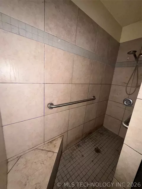 Bath - 2203 Oak St, Idabel, OK 74745 photo 6 of 6
