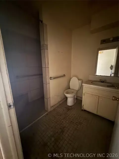 Bath - 2203 Oak St, Idabel, OK 74745 photo 1 of 6
