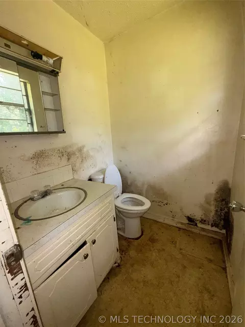 Bath - 2203 Oak St, Idabel, OK 74745 photo 2 of 6