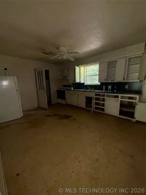 Kitchen - 2203 Oak St, Idabel, OK 74745 photo 3 of 3