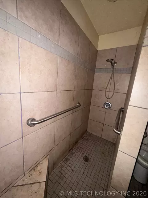 Bath - 2203 Oak St, Idabel, OK 74745 photo 5 of 6