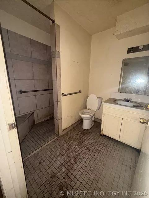 Bath - 2203 Oak St, Idabel, OK 74745 photo 4 of 6
