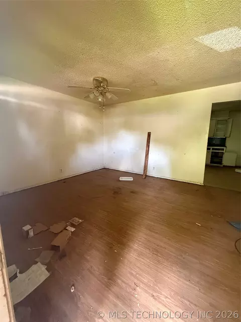 Living - 2203 Oak St, Idabel, OK 74745 photo 1 of 2