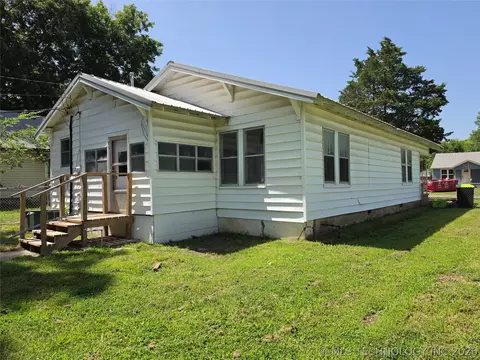 Exterior - 609 W 5th St, Ada, OK 74820 photo 2 of 6