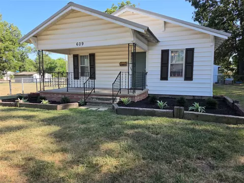 609 W 5th St, Ada, OK 74820