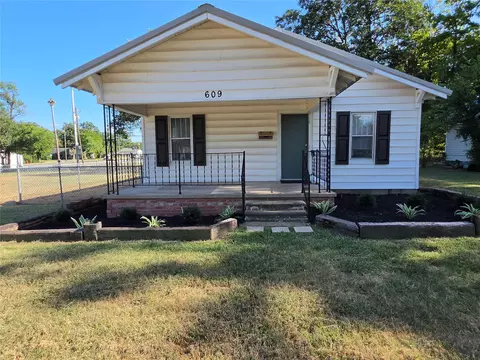 Exterior - 609 W 5th St, Ada, OK 74820 photo 3 of 6