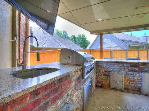 Kitchen - 6536 E 83rd Pl, Tulsa, OK 74133 photo 7 of 8
