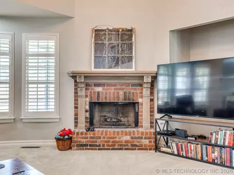Living - 6536 E 83rd Pl, Tulsa, OK 74133 photo 2 of 3