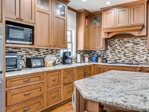 Kitchen - 6536 E 83rd Pl, Tulsa, OK 74133 photo 3 of 8