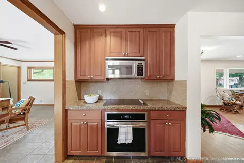 Kitchen - 4154 E 46th Pl, Tulsa, OK 74135 photo 5 of 6