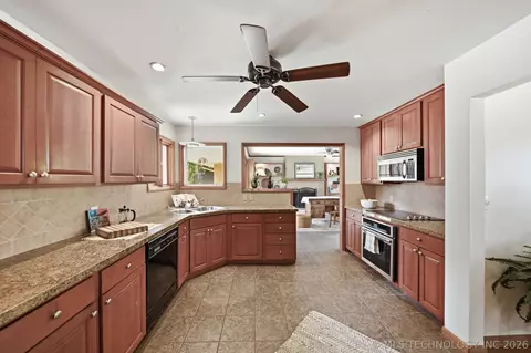 Kitchen - 4154 E 46th Pl, Tulsa, OK 74135 photo 6 of 6