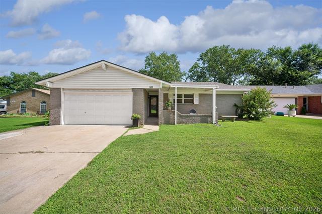 107 W 18th St, Owasso, OK 74055