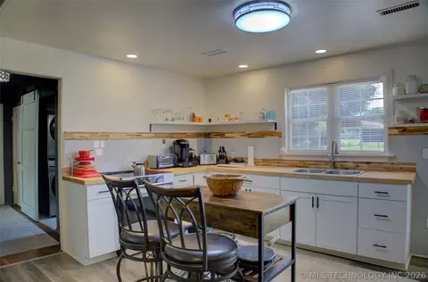 Kitchen - 1828 E 10th St, Okmulgee, OK 74447 photo 6 of 8