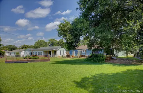 Exterior - 1828 E 10th St, Okmulgee, OK 74447 photo 10 of 11
