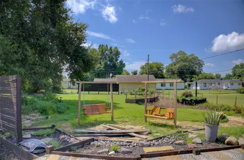 Exterior - 1828 E 10th St, Okmulgee, OK 74447 photo 6 of 11