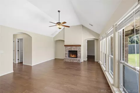 Living - 1004 E 135th Pl, Glenpool, OK 74033 photo 3 of 3
