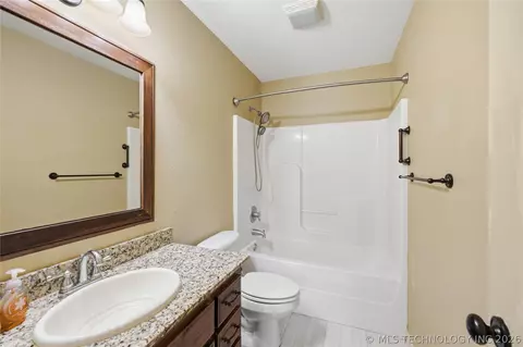 Bath - 1004 E 135th Pl, Glenpool, OK 74033 photo 3 of 3