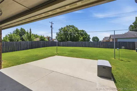 Exterior - 1004 E 135th Pl, Glenpool, OK 74033 photo 3 of 3
