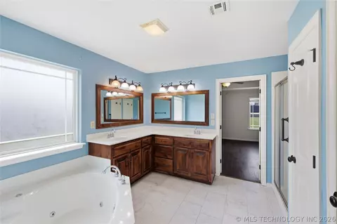 Bath - 1004 E 135th Pl, Glenpool, OK 74033 photo 2 of 3