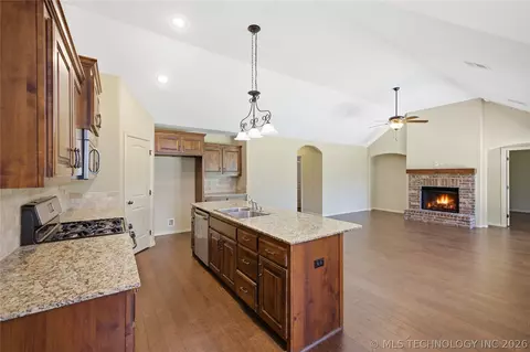 Living - 1004 E 135th Pl, Glenpool, OK 74033 photo 2 of 3