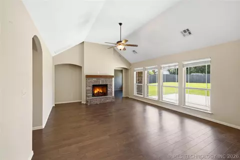 Living - 1004 E 135th Pl, Glenpool, OK 74033 photo 1 of 3