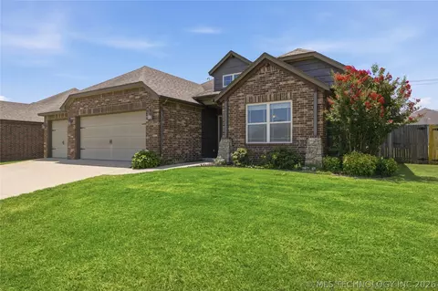 Exterior - 1004 E 135th Pl, Glenpool, OK 74033 photo 2 of 3