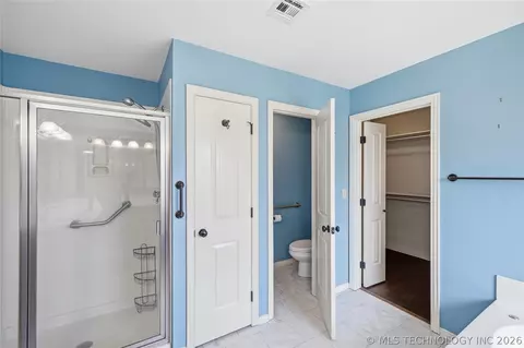 Bath - 1004 E 135th Pl, Glenpool, OK 74033 photo 1 of 3