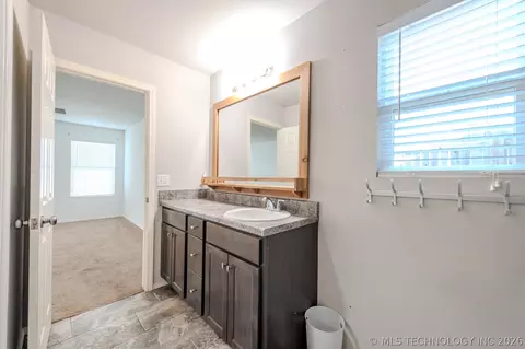 Bath - 5811 E 146th Pl S, Bixby, OK 74008 photo 8 of 10