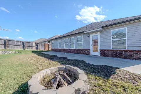 Exterior - 5811 E 146th Pl S, Bixby, OK 74008 photo 3 of 9